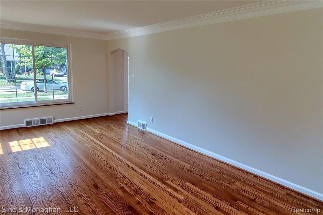 580 Roslyn Road Grosse Pointe, MI 48236 - Photo 7 of 29 Great_Room_4th_View.jpg