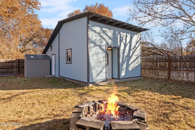 a view of backyard of the house