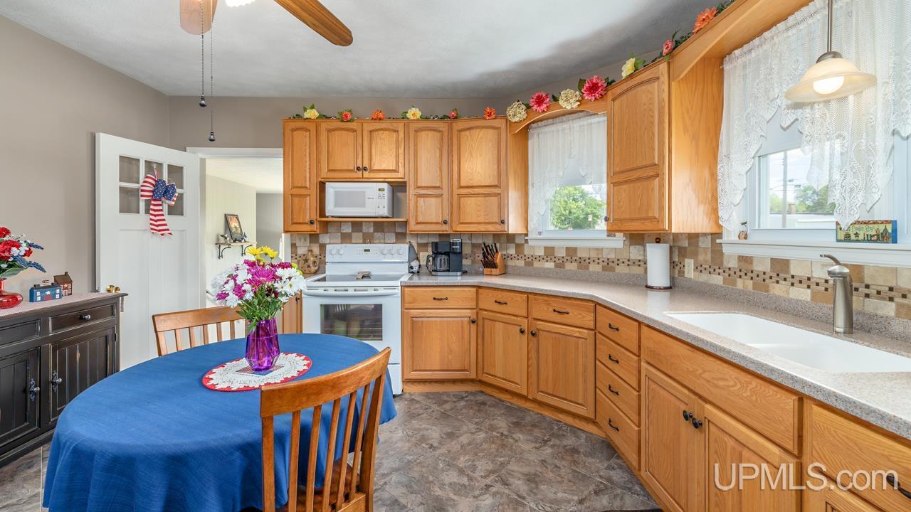 1402 North 16th Street Escanaba, MI 49829 - Photo 8 of 27