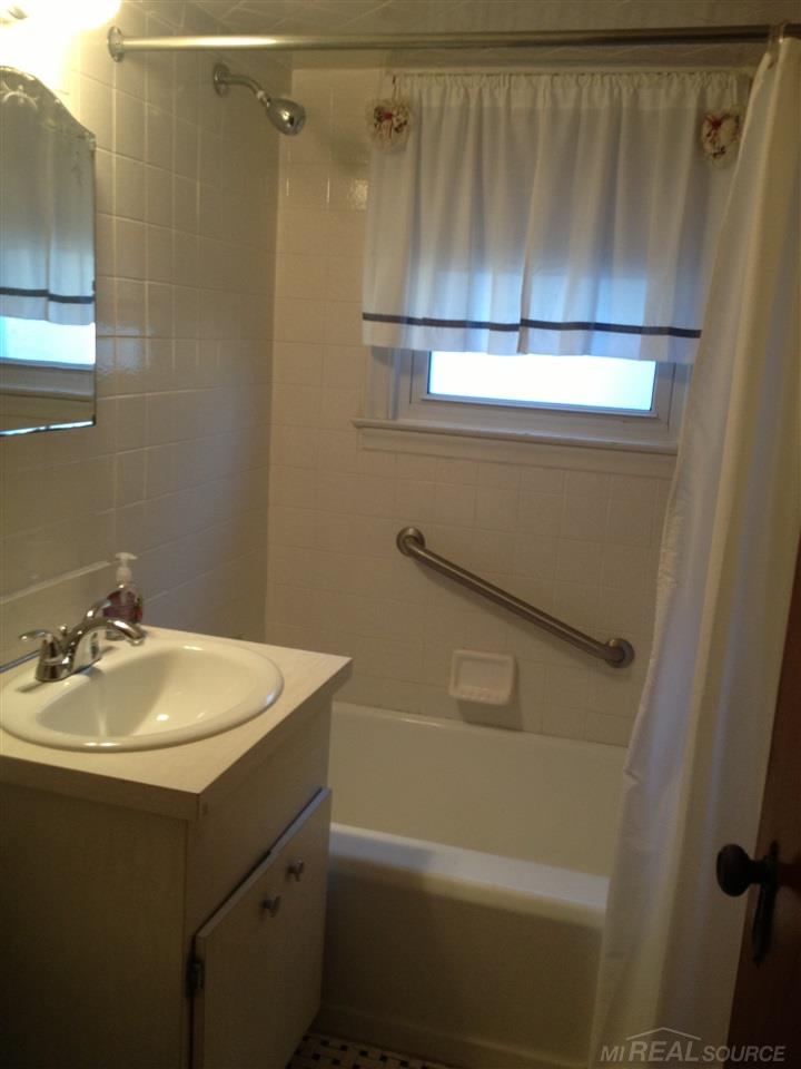 1967 Roslyn Road Grosse Pointe Woods, MI 48236 - Photo 6 of 8