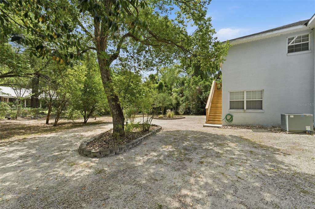 393 South Dexter Avenue DeLand, FL 32720 - Photo 5 of 38