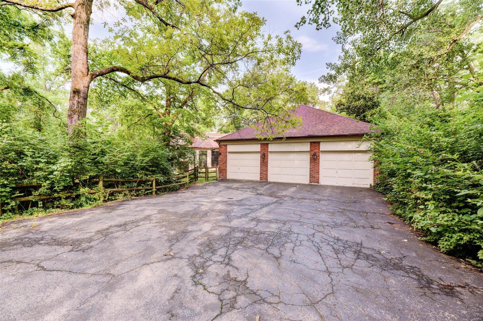 10 Upper Barnes Road St. Louis, MO 63124 - Photo 3 of 42