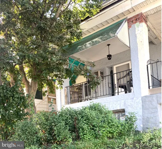 a view of a house with a small yard