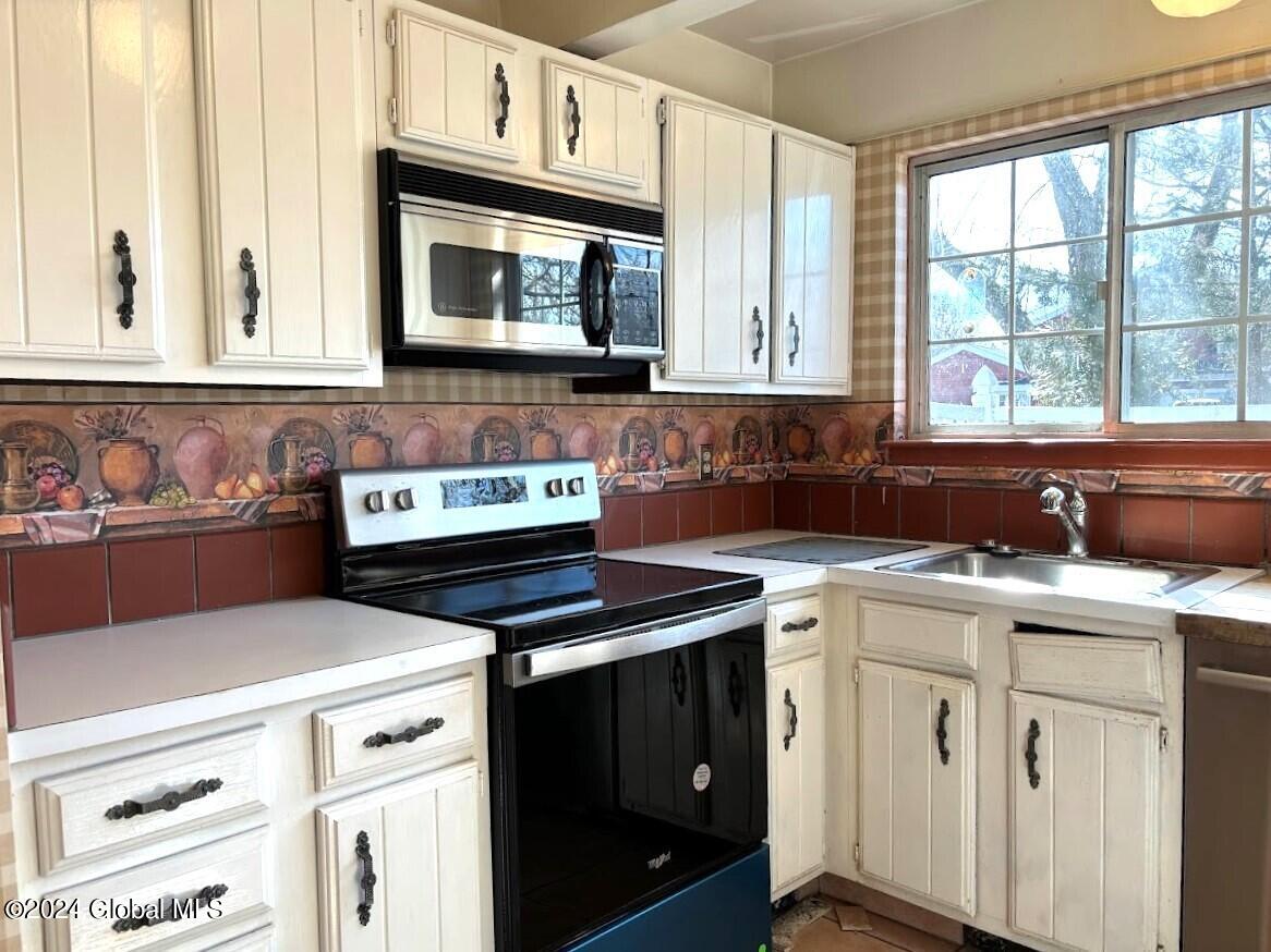 31 Oak Road Bethlehem, NY 12054 - Photo 15 of 51 Kitchen 2