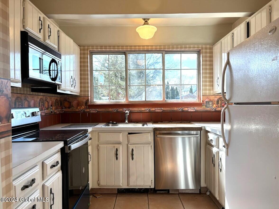 31 Oak Road Bethlehem, NY 12054 - Photo 5 of 51 Kitchen