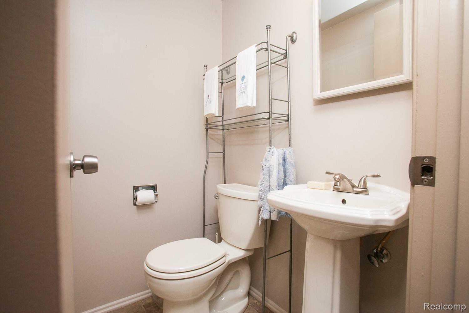 7109 Sharp Road Swartz Creek, MI 48473 - Photo 11 of 23 Bath.jpg