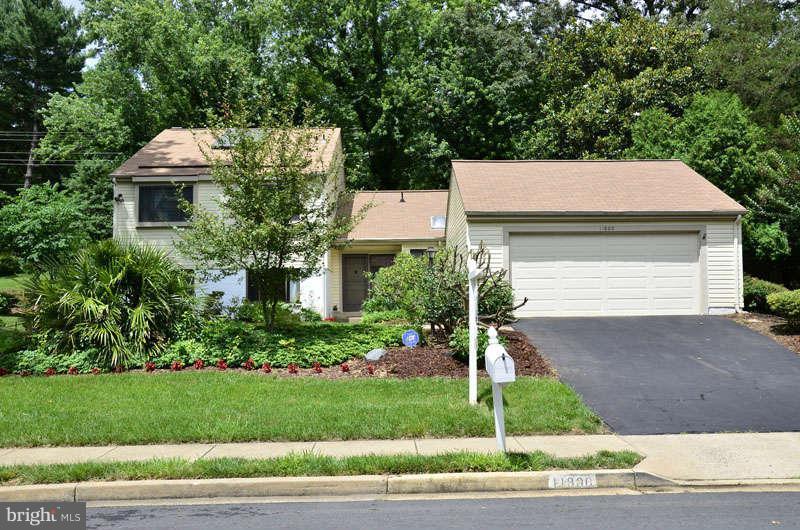 11800 Riders Lane Reston, VA 20191 - Photo 1 of 23 Exterior Front