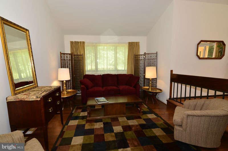 11800 Riders Lane Reston, VA 20191 - Photo 11 of 23 Living Room