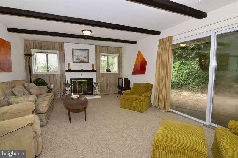 11800 Riders Lane Reston, VA 20191 - Photo 19 of 23 Family Room
