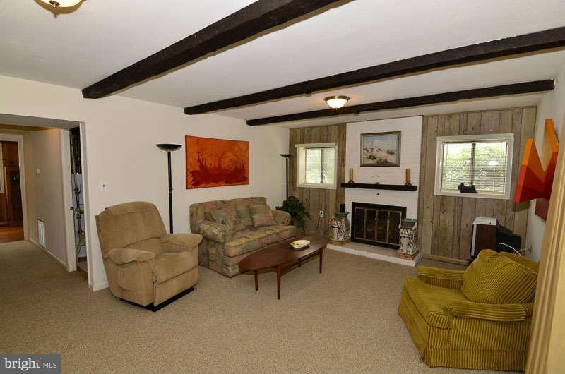 11800 Riders Lane Reston, VA 20191 - Photo 20 of 23 Family Room