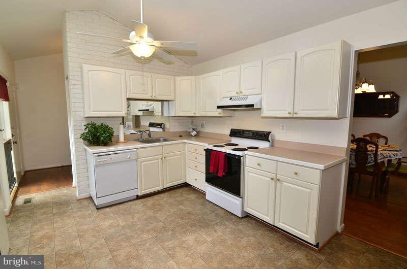 11800 Riders Lane Reston, VA 20191 - Photo 3 of 23 Kitchen