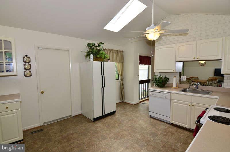 11800 Riders Lane Reston, VA 20191 - Photo 4 of 23 Kitchen