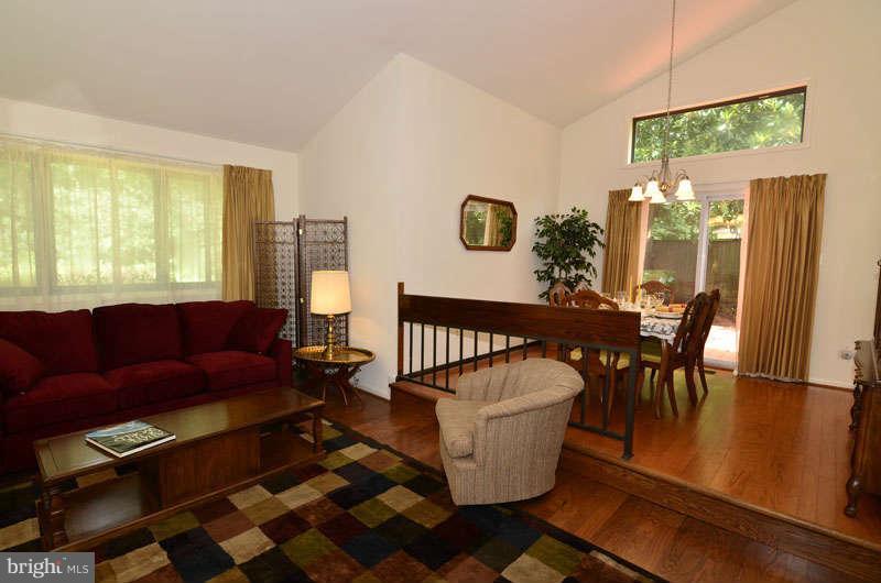 11800 Riders Lane Reston, VA 20191 - Photo 9 of 23 Living Room