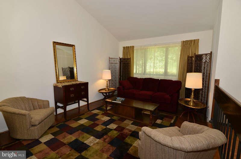 11800 Riders Lane Reston, VA 20191 - Photo 10 of 23 Living Room