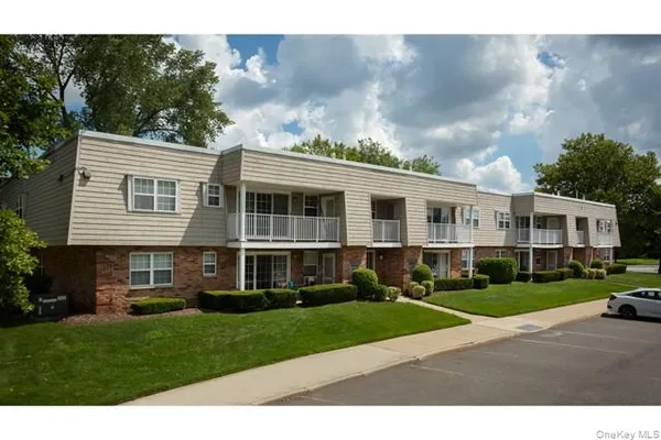 $3,855 | 5 Westwood Drive, Unit 6, Westbury, NY 11590