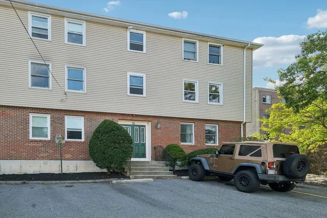 $3,200 | 25 Rockland Street, Unit 3, Boston, MA 02132