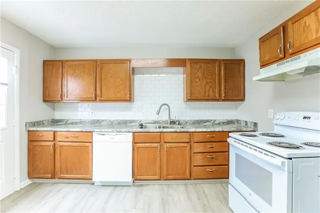 $1,600 | 18003 East 12th Street North, Independence, MO 64056