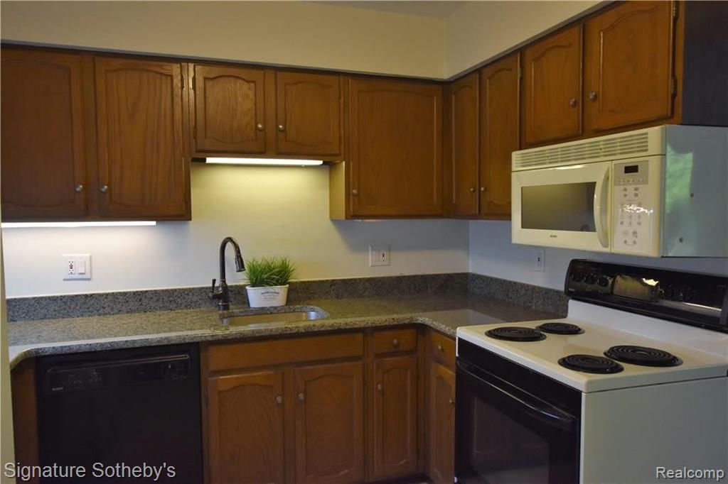 1907 Allenway Court, Unit 99 Rochester Hills, MI 48309 - Photo 12 of 20