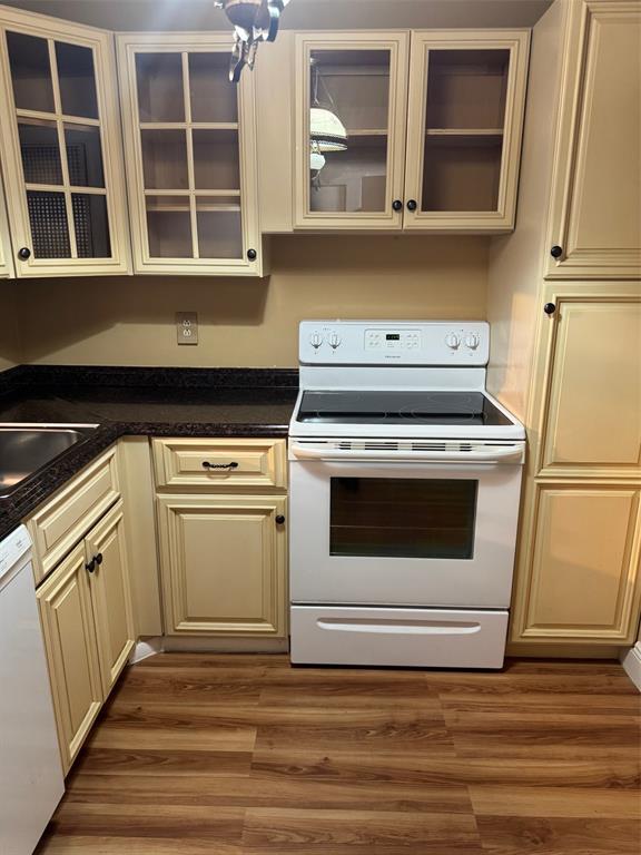 3774 Inverrary Boulevard, Unit 106P Lauderhill, FL 33319 - Photo 13 of 29 a stove top oven sitting inside of a kitchen