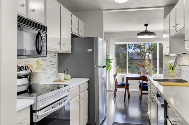 $380,000 | 4545 Sand Point Way Northeast, Unit 304, Seattle, WA 98105