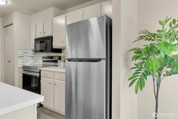 $380,000 | 4545 Sand Point Way Northeast, Unit 304, Seattle, WA 98105