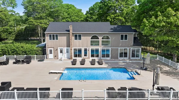 $2,575,000 | 133 Old Country Road, East Quogue, NY 11942