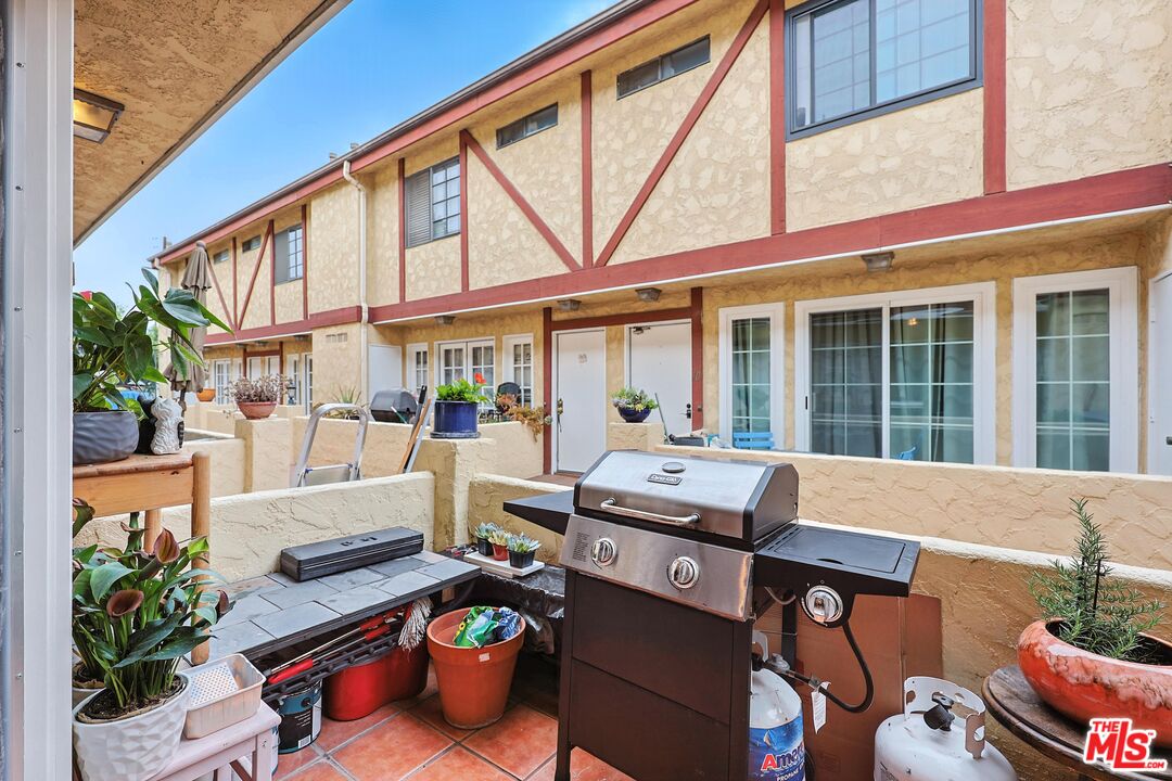 7422 Hazeltine Avenue, Unit 3 Van Nuys, CA 91405 - Photo 29 of 36 a building outdoor space with patio furniture and potted plants