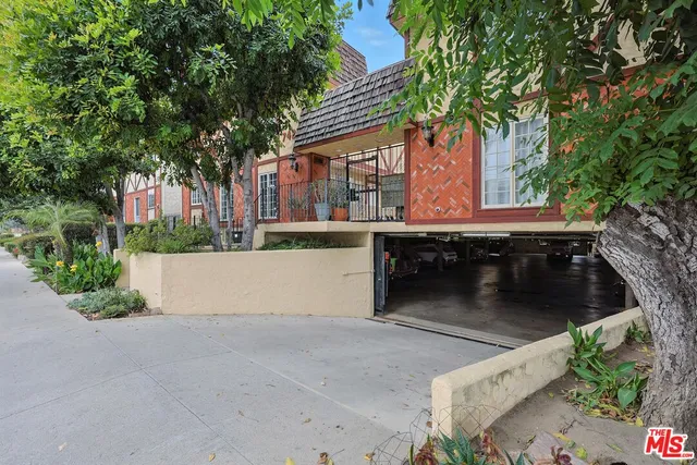 $490,000 | 7422 Hazeltine Avenue, Unit 3, Van Nuys, CA 91405