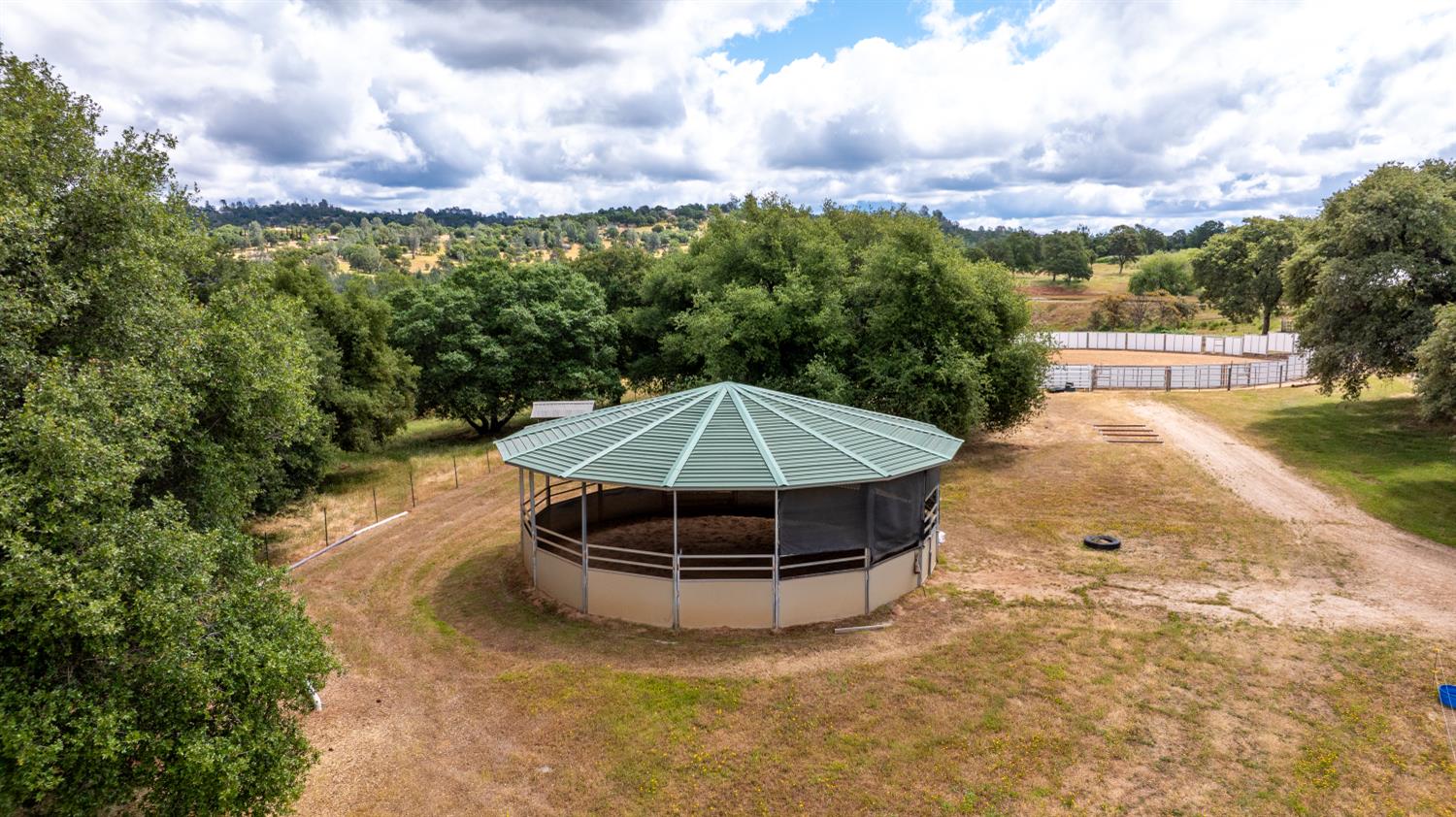 20945 Bear Hollow Road Grass Valley, CA 95949 - Photo 12 of 82 50' covered round pen with solid walls