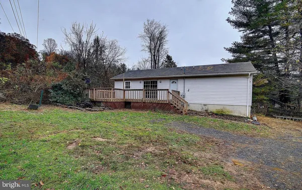 a view of a house with backyard and garden