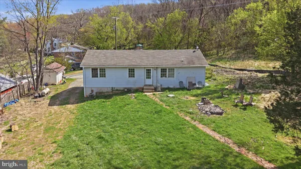 a view of a house with a backyard