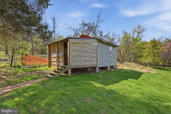 a view of a back yard of the house