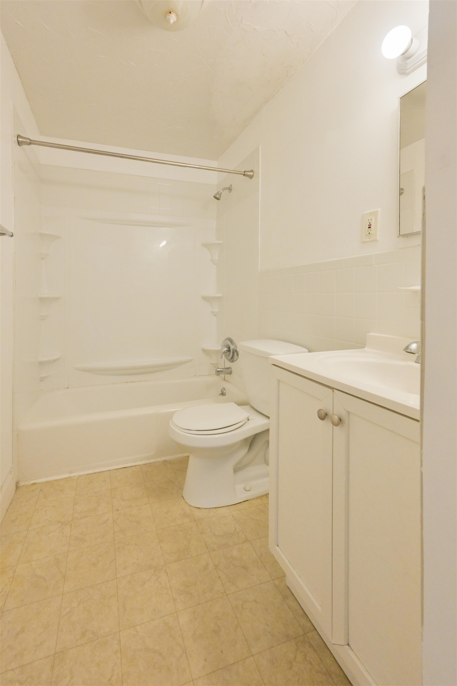136 Mammoth Road, Unit 621 Hooksett, NH 03106 - Photo 11 of 28