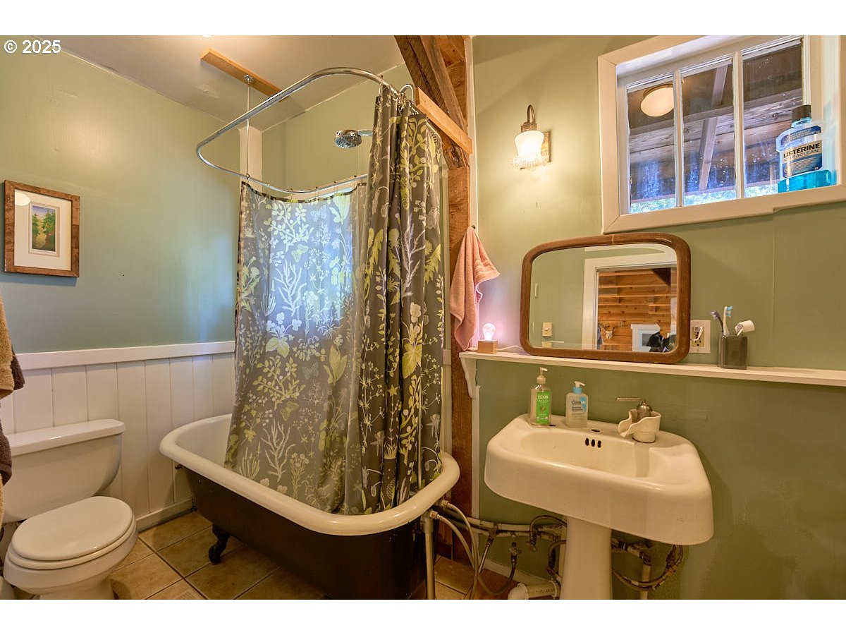 83863 Ollokot Lane Joseph, OR 97846 - Photo 11 of 25 a bathroom with a sink toilet mirror and tub