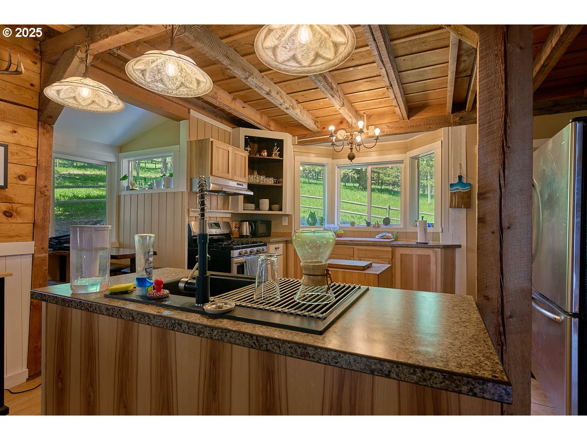 83863 Ollokot Lane Joseph, OR 97846 - Photo 7 of 25 a room with musical instruments