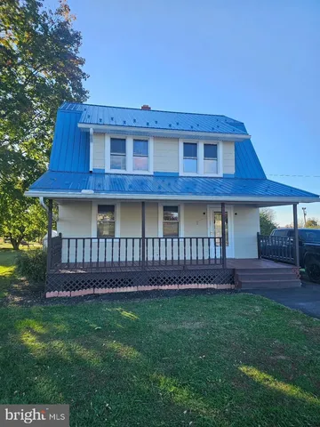 a view of a yard in front of a house