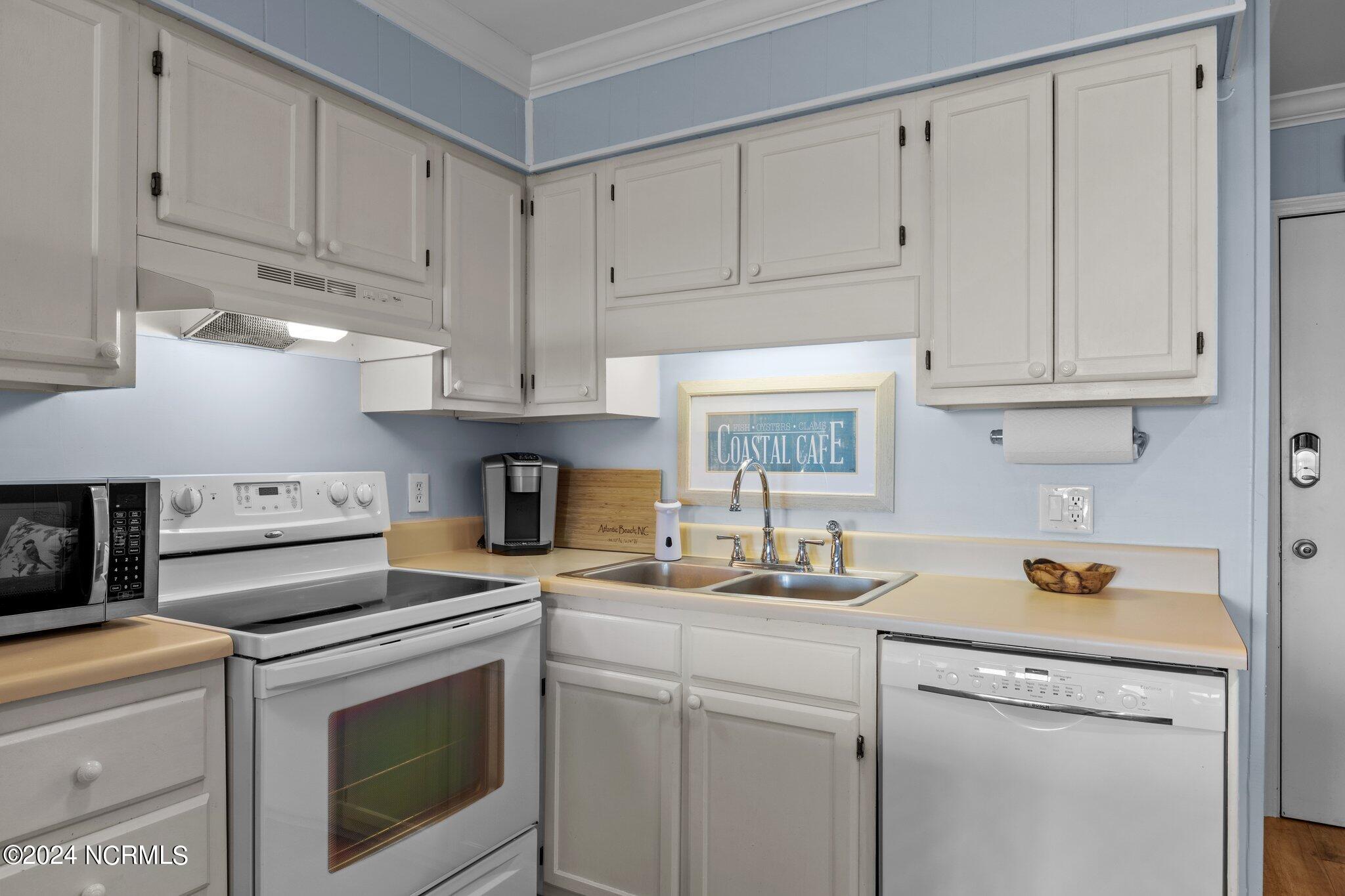 301 Commerce Way, Unit 349 Atlantic Beach, NC 28512 - Photo 5 of 38 Kitchen