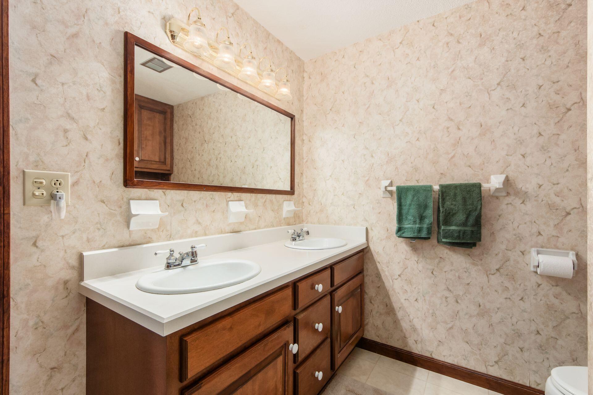 4811 Manitoba Road Columbus, OH 43229 - Photo 16 of 35 Full Bathroom