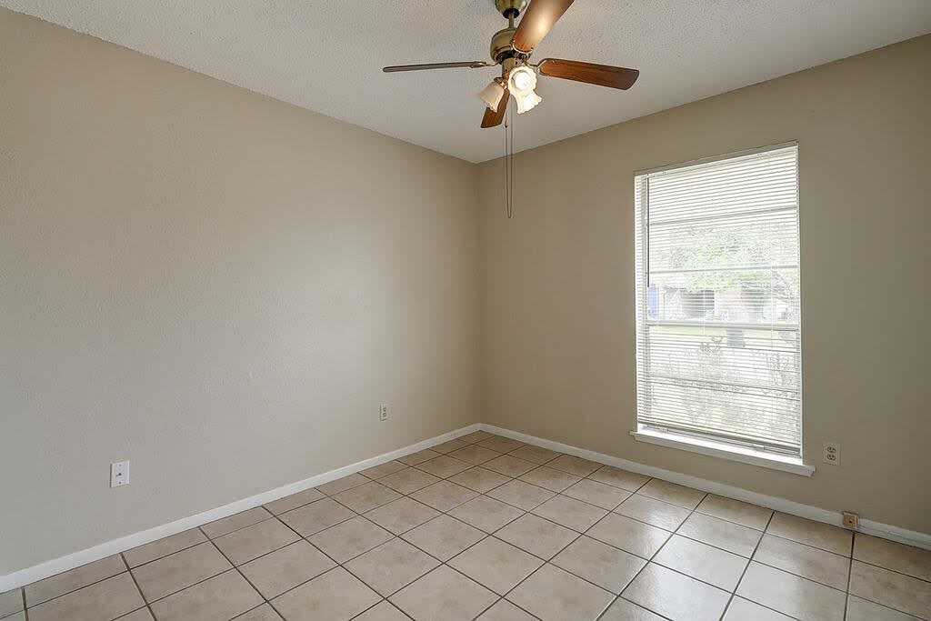 5225 Bonham Street Corpus Christi, TX 78415 - Photo 24 of 40 an empty room with windows and fan