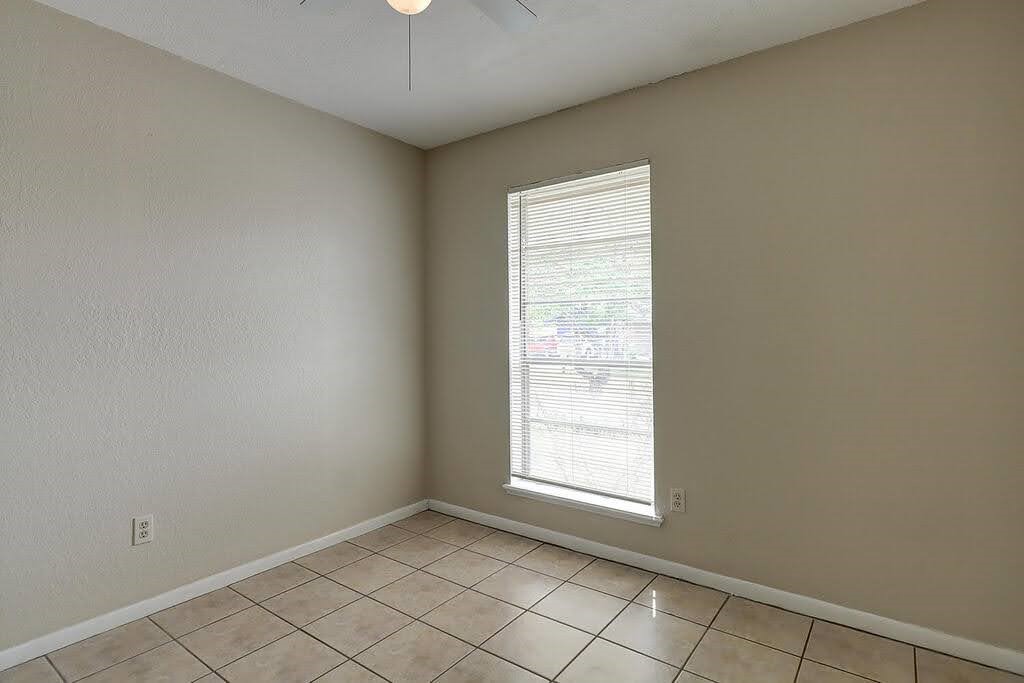 5225 Bonham Street Corpus Christi, TX 78415 - Photo 29 of 40 an empty room with windows