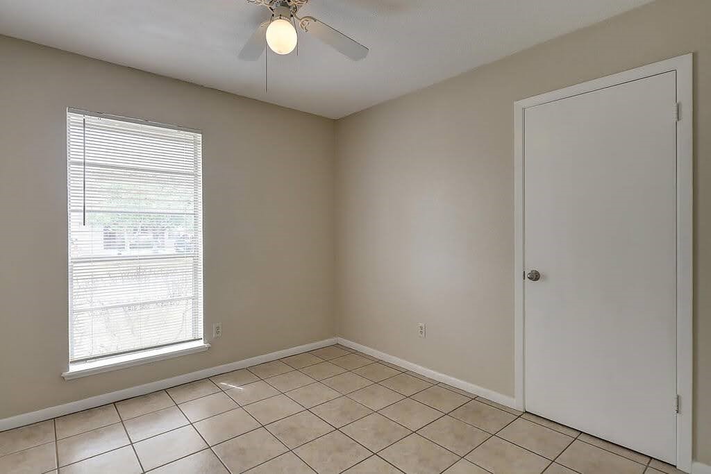 5225 Bonham Street Corpus Christi, TX 78415 - Photo 31 of 40 an empty room with windows