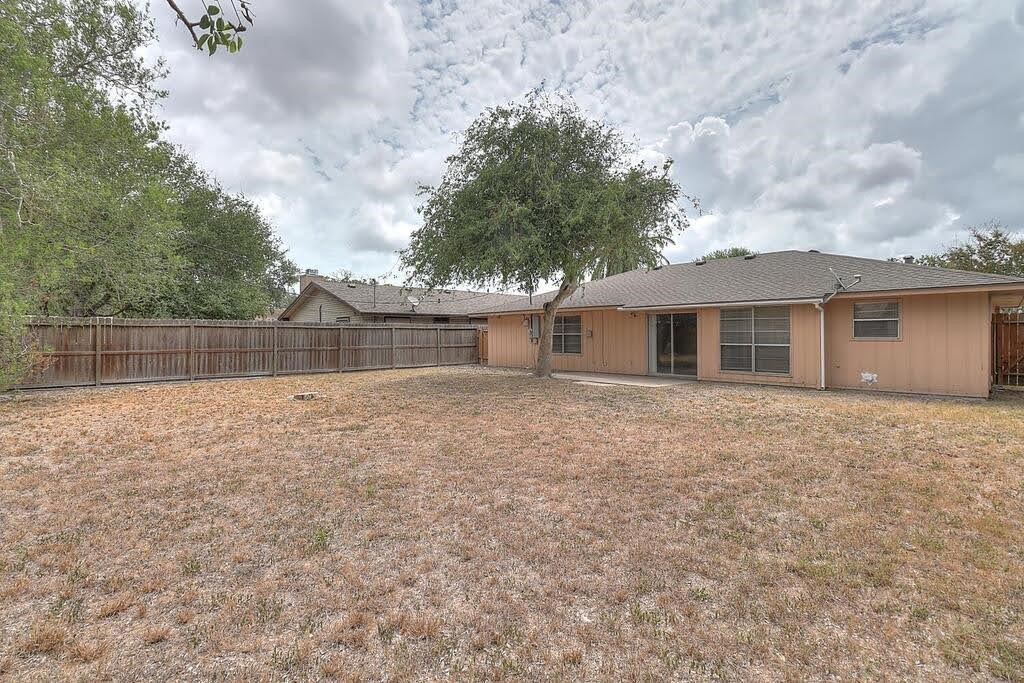 5225 Bonham Street Corpus Christi, TX 78415 - Photo 38 of 40 front view of a house with a yard