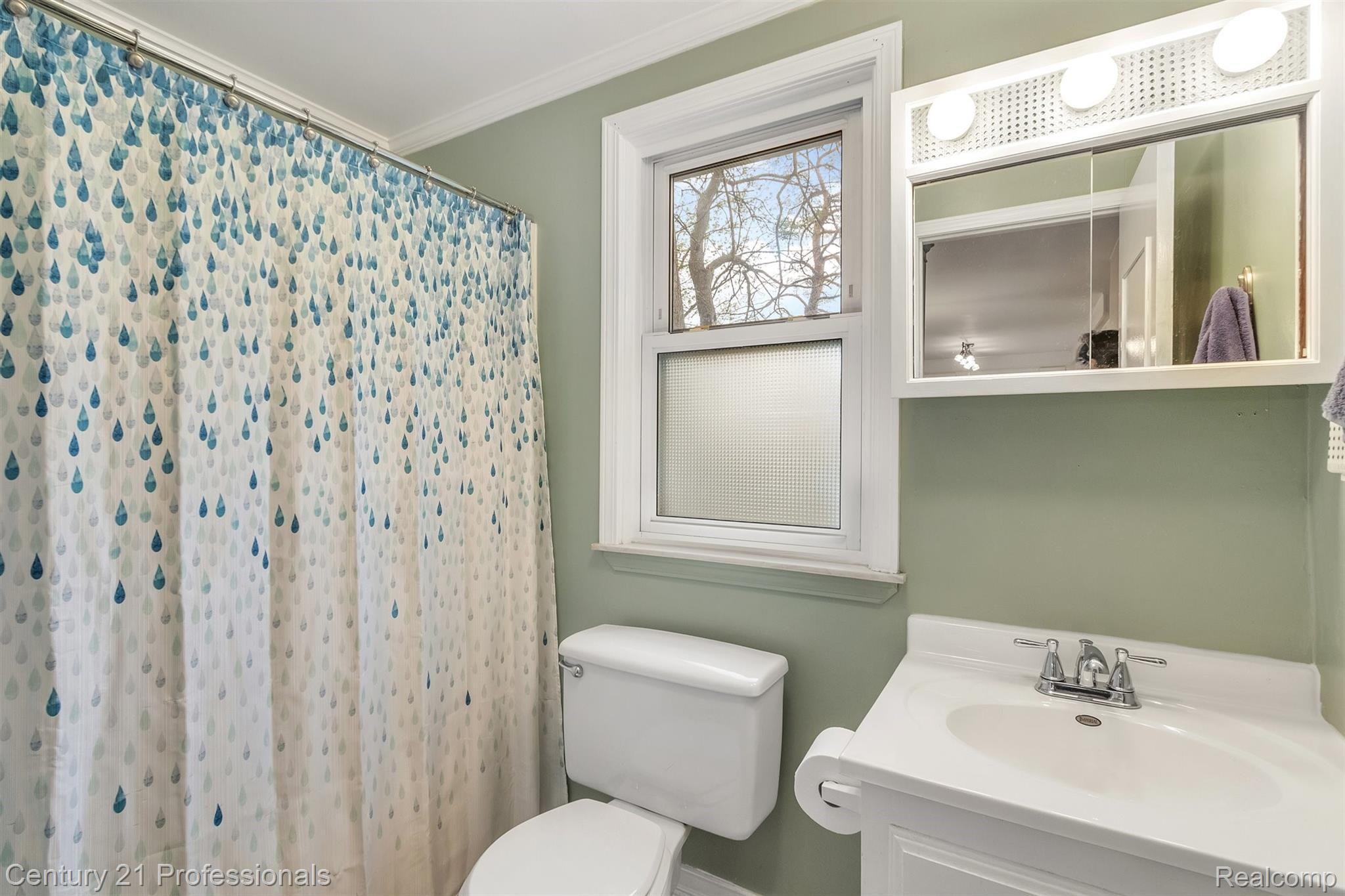 160 Grace Avenue Rochester, MI 48307 - Photo 19 of 51 22-160 Grace Ave-Windowstill Real Estate Photography-22.jpg