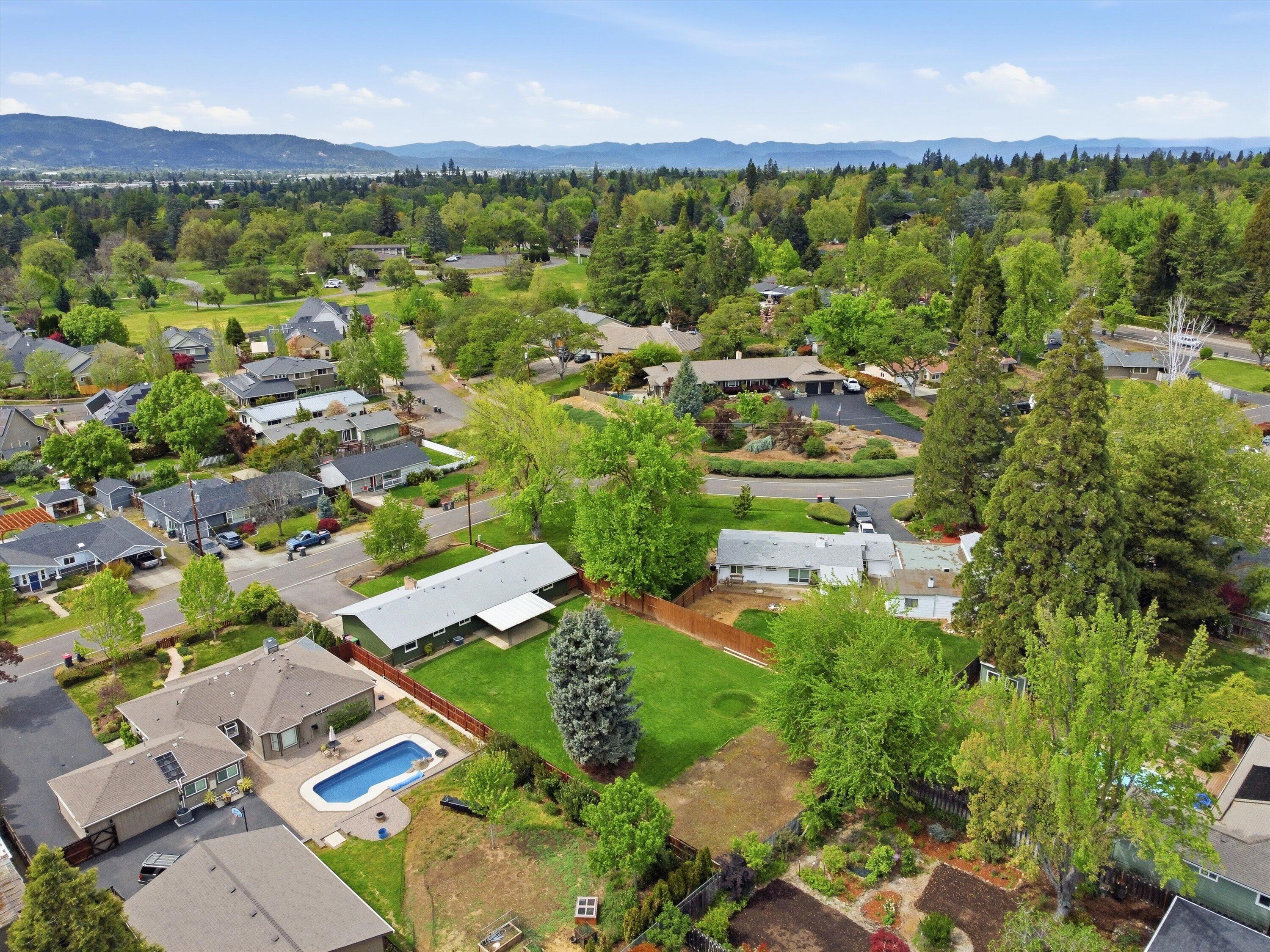 689 South Modoc Avenue Medford, OR 97504 - Photo 42 of 47 42-689 S Modoc Ave-42
