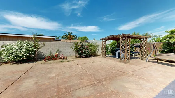 a view of a house with backyard