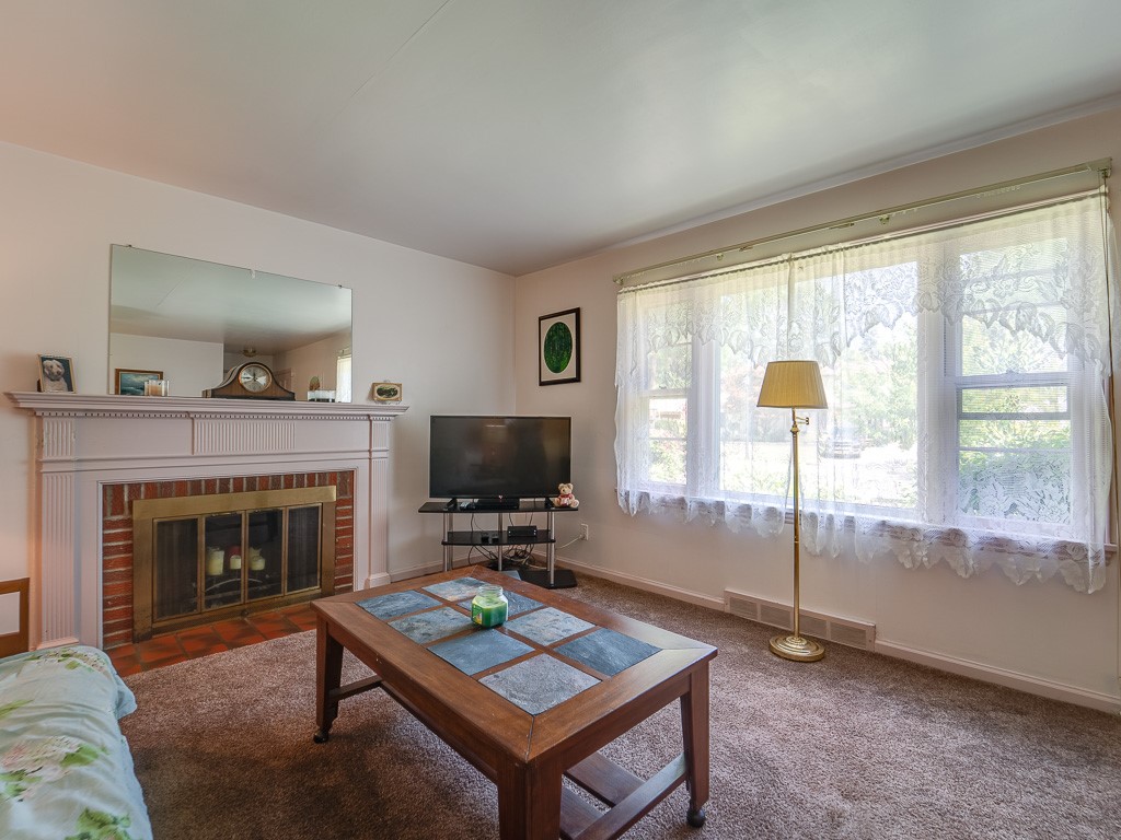 31 Lanark Crescent Rochester, NY 14609 - Photo 4 of 34