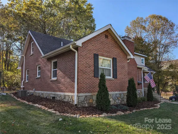 a view of front of a house with a yard