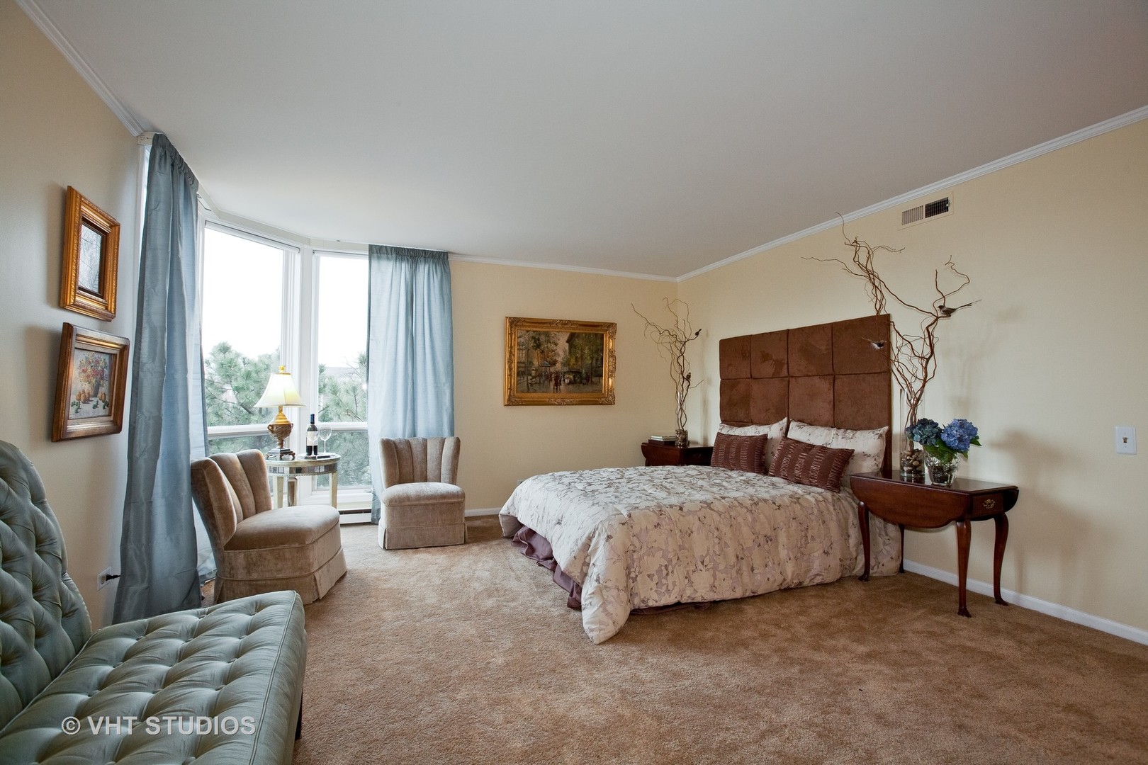 1140 Old Mill Road, Unit 408F Hinsdale, IL 60521 - Photo 5 of 11 a bedroom with a bed and a couch