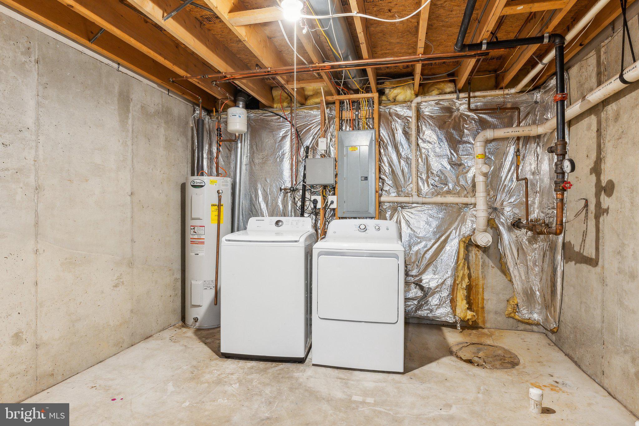 28 Johnson Place Annapolis, MD 21401 - Photo 29 of 35 a utility room with dryer and washer