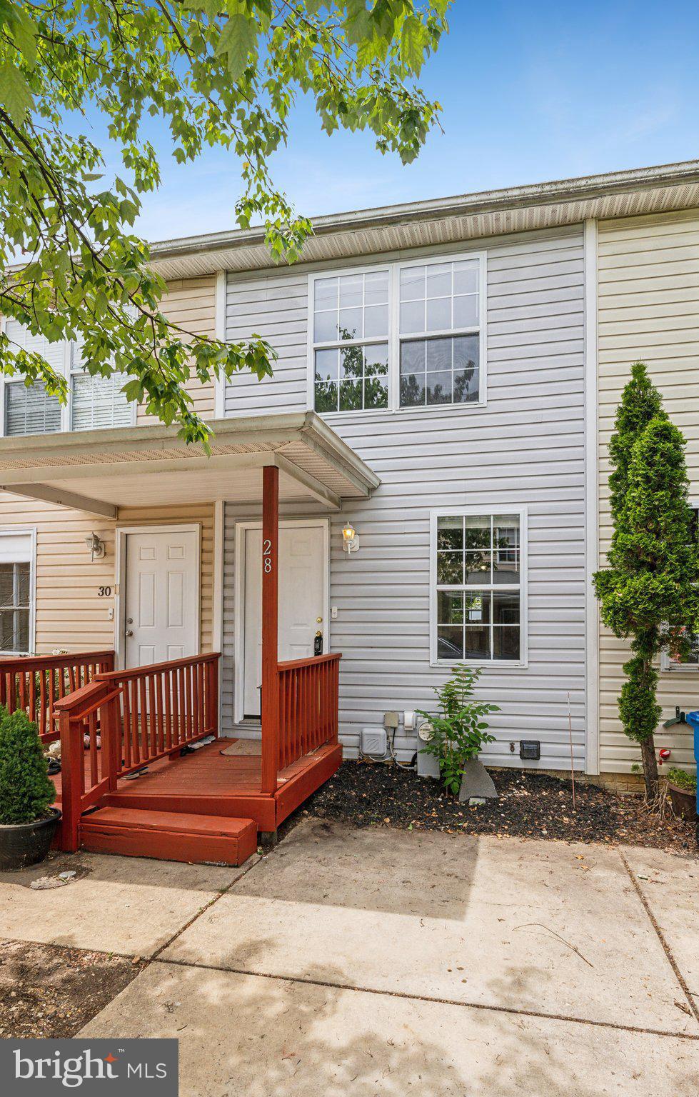 28 Johnson Place Annapolis, MD 21401 - Photo 3 of 35 a view of a house with a garden and plants